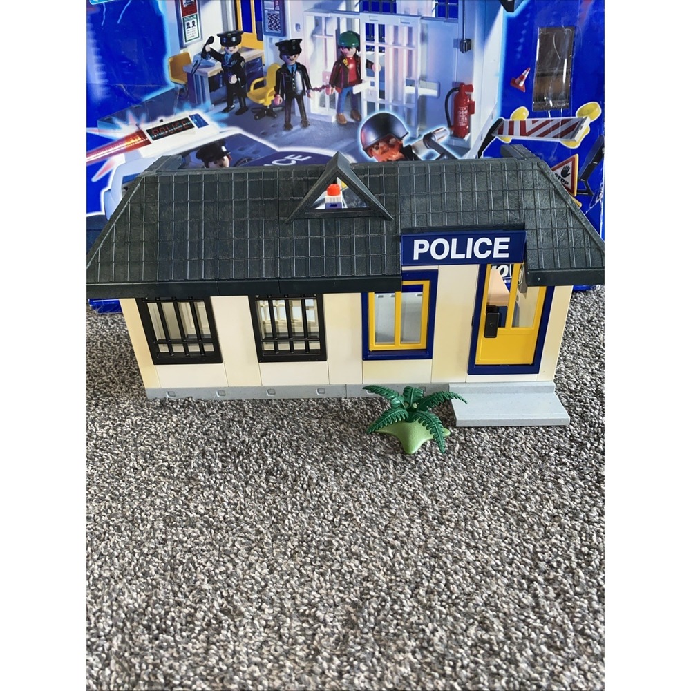 Vintage Playmobil Set 3085 Police Station Adventure Set With Extra People & Accs - Picture 11 of 16